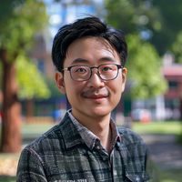 日在校园内容审核负责人周安的头像，一位认真负责的内容安全专家