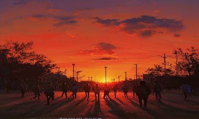 校园傍晚夕阳西下，学生在操场边散步聊天，橙红色天空映衬下的青春剪影，温暖怀旧的校园傍晚
